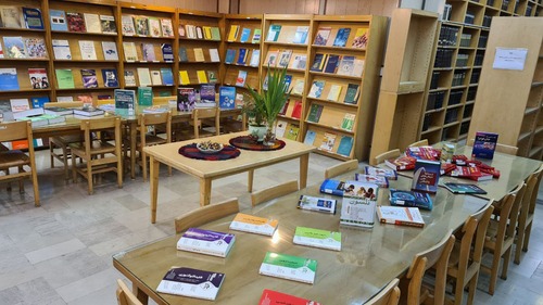 برگزاری نمایشگاه کتاب در دانشکده داروسازی دانشگاه علوم پزشکی تهران