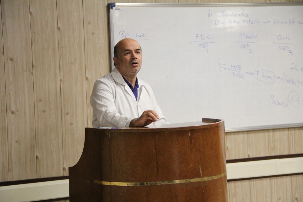 دکتر محمدرضا خوشایند: تحلیل‌های چندمتغیره، حلقه اتصال داده‌های پژوهشی با تصمیم‌گیری‌های درمانی‌اند