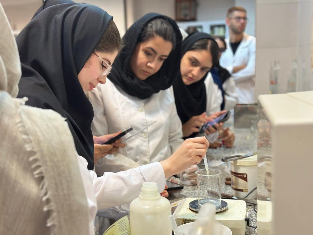 تجربه‌ای از آزمایشگاه تا فرمولاسیون نهایی؛  برگزاری کارگاه های تخصصی فرمولاسیون کرم و سرم‌های آرایشی در دانشکده داروسازی 